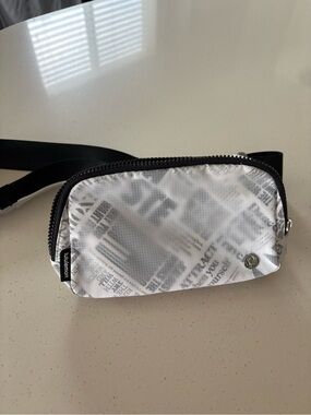Lululemon Everywhere Belt Bag 1L
Manifesto Print